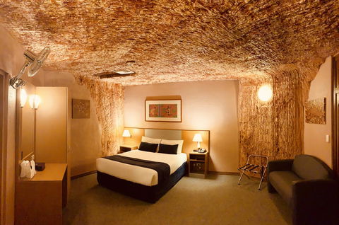 Desert Cave Hotel - Sydney Tourism 11