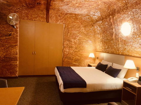 Desert Cave Hotel - Sydney Tourism 14