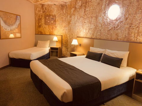 Desert Cave Hotel - Sydney Tourism 24