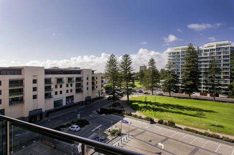 Glenelg Holiday Apartments-Pier - Sydney Tourism 7