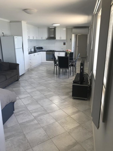 Beachside & Jetty View Apartment 6 - Captain\'s Apt - Sydney Tourism 4