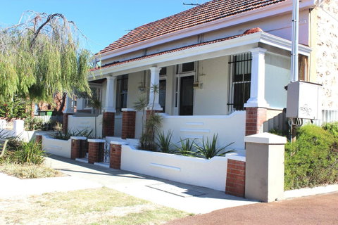 Captain\'s Heritage Cottage - Central Fremantle 2 Bedroom Historic Cottage - Sydney Tourism 0