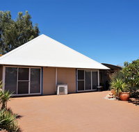 Osprey Holiday Village Unit 110 - Wake up to the birds in your 4 poster bed with a view - Sydney Tourism