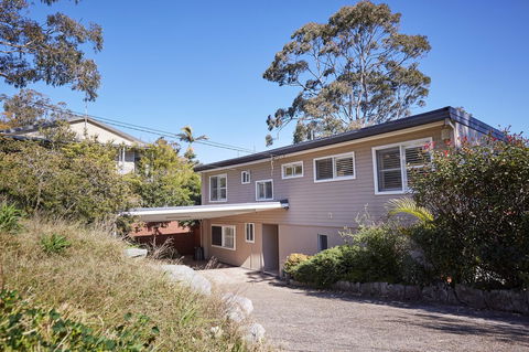 Bright And Spacious Family Home With Leafy Deck - Sydney Tourism 32