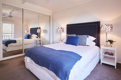 Bright And Spacious Family Home With Leafy Deck - Sydney Tourism 5