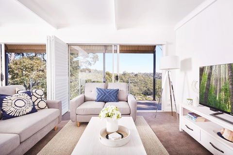 Bright And Spacious Family Home With Leafy Deck - Sydney Tourism 14