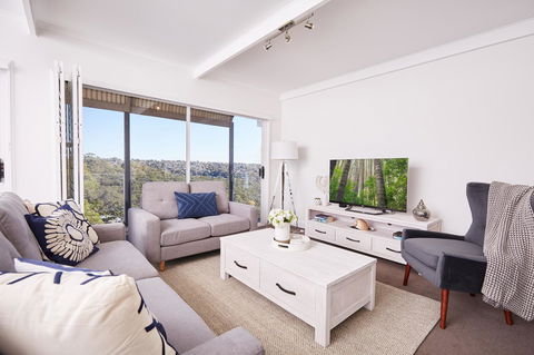 Bright And Spacious Family Home With Leafy Deck - Sydney Tourism 3