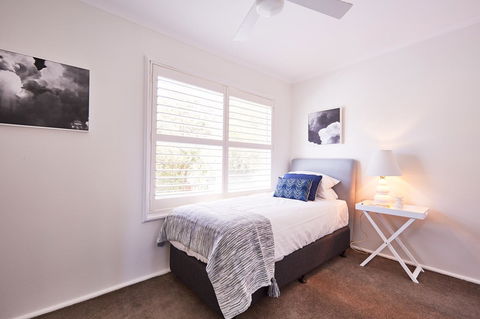 Bright And Spacious Family Home With Leafy Deck - Sydney Tourism 24
