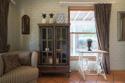 Thistle Hill Guesthouse - Walk To Many Wineries And Restaurants - Sydney Tourism 24