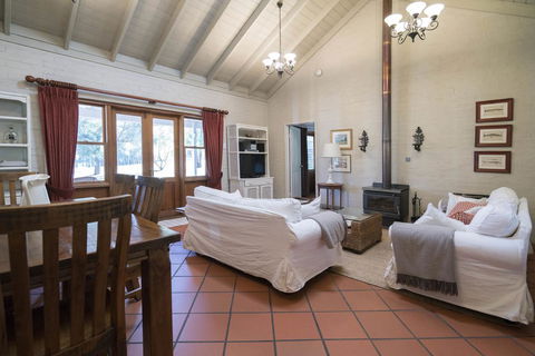 Thistle Hill Guesthouse - Walk To Many Wineries And Restaurants - Sydney Tourism 32