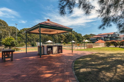 Condo 105 @ Horizons Golf Resort - Salamander Bay NSW - Sydney Tourism 24