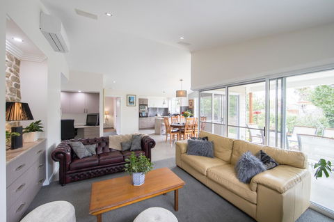 Armidale Cottage - House 2 - Sydney Tourism 19