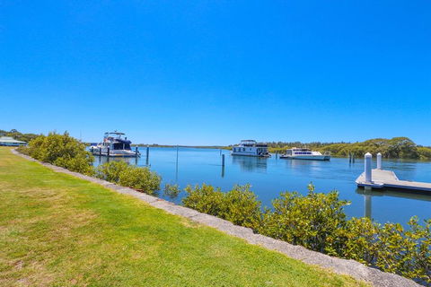 Boathouse Resort (Water Front) - Sydney Tourism 7