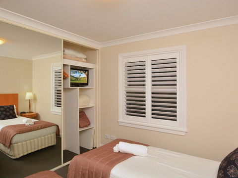 Villa De Saran Located Within Cypress Lakes - Sydney Tourism 10