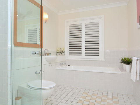 Villa De Saran Located Within Cypress Lakes - Sydney Tourism 4