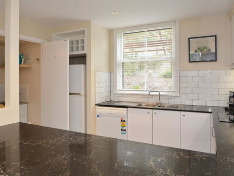 Villa De Saran Located Within Cypress Lakes - Sydney Tourism 3