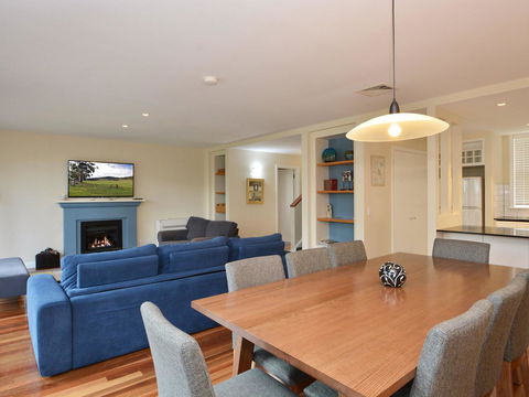 Villa De Saran Located Within Cypress Lakes - Sydney Tourism 12