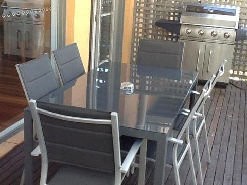 Villa De Saran Located Within Cypress Lakes - Sydney Tourism 7