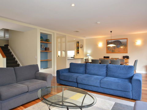 Villa De Saran Located Within Cypress Lakes - Sydney Tourism 11