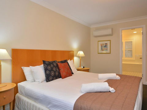 Villa De Saran Located Within Cypress Lakes - Sydney Tourism 5