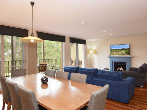 Villa De Saran Located Within Cypress Lakes - Sydney Tourism 6
