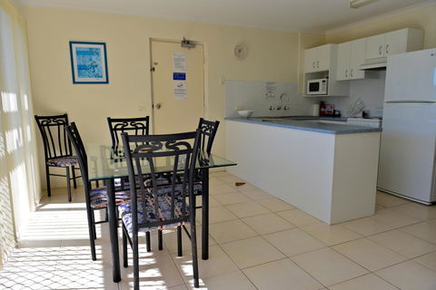 Beach House Holiday Apartments - Sydney Tourism 11
