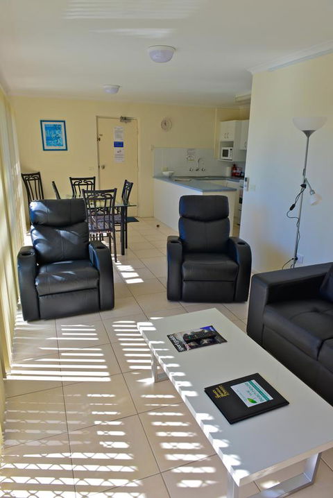 Beach House Holiday Apartments - Sydney Tourism 7