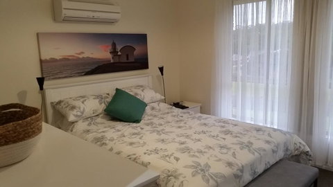 Twin Palms Holiday House At Lighthouse - Sydney Tourism 1