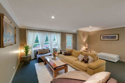 Mountainside B & B - Sydney Tourism 3