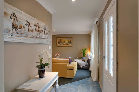 Mountainside B & B - Sydney Tourism 4
