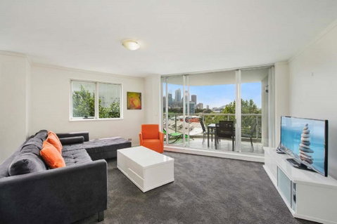 Bridge And Sails - Views Of The Bridge And Opera House From This Executive 2BR Apartment In Darlinghurst - Sydney Tourism 0