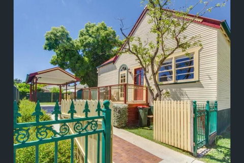 Bright 3-bedroom Apartment - Central Armidale - Sydney Tourism 0