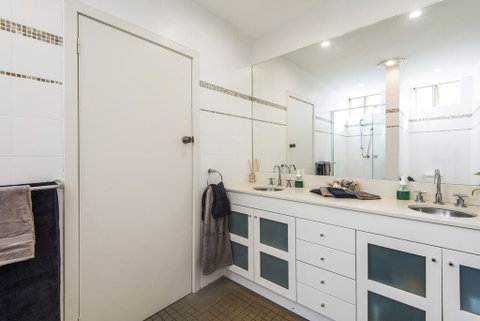 Bungan Beach House - Heated Indoor Pool - Sydney Tourism 3