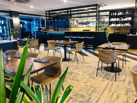 Burnett Riverside Hotel - Sydney Tourism 1