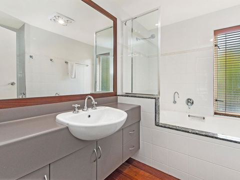 CASTWOOD VILLA No. 1 - Sydney Tourism 3