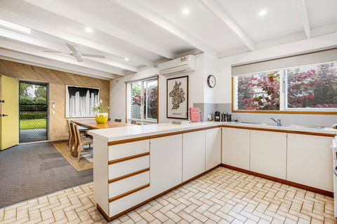 Charlie's Place: Tyrone Beach At End Of Street - Sydney Tourism 3