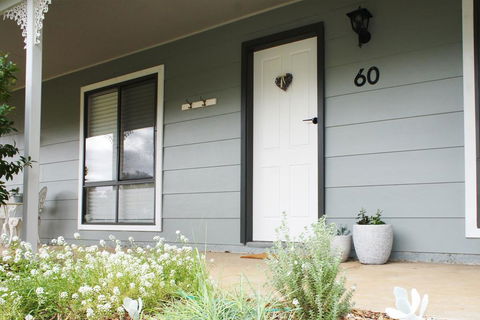 Charlottes Honor - River & Golf Cottage - Sydney Tourism 0
