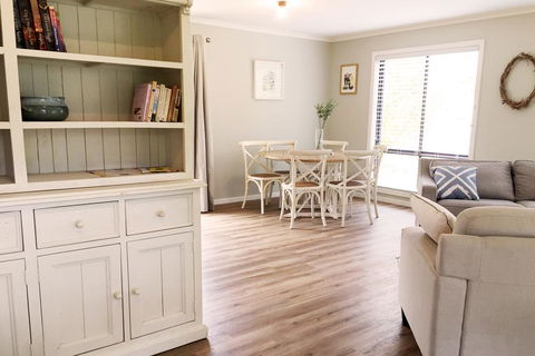 Charlottes Honor - River & Golf Cottage - Sydney Tourism 3