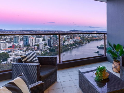 City Sky Home In Africa - River & Story Bridge Views - Sydney Tourism 0