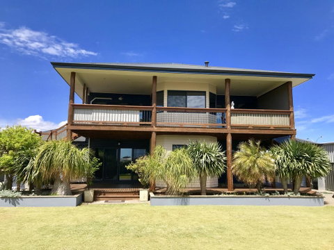 Coastal Paradise Holiday Home: Swimming Pool + WiFi - Sydney Tourism 3