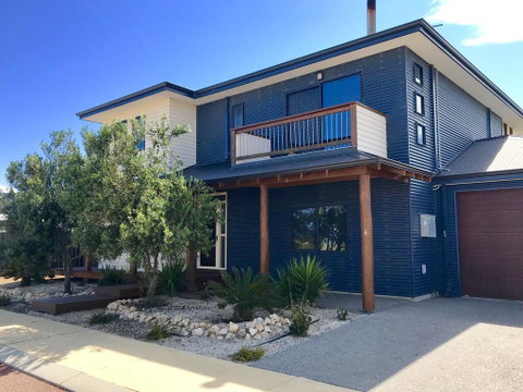 Coastal Paradise Holiday Home: Swimming Pool + WiFi - Sydney Tourism 2