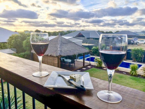 Coastal Paradise Holiday Home: Swimming Pool + WiFi - Sydney Tourism 0