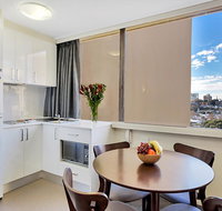 Cosmopolitan apartment at College St - Sydney Tourism
