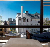 Couple's Gateway in Sunny Elizabeth Bay - Sydney Tourism