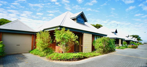 Cowrie Chalet - Sydney Tourism 0