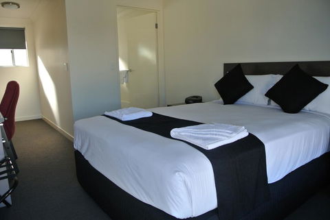 Dooley's Tavern & Motel Springsure - Sydney Tourism 0