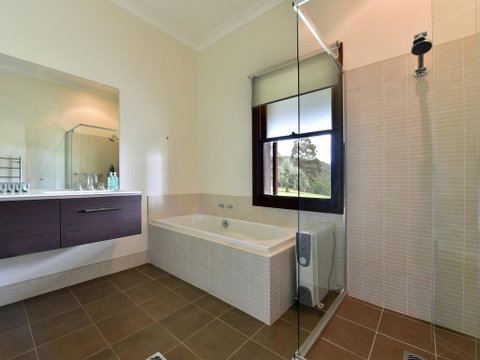 Eagles Rest @ Maluna Vineyard - Sydney Tourism 1