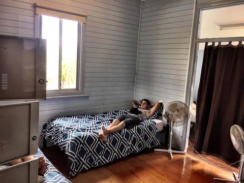 Emu's Beach Resort - Sydney Tourism 1