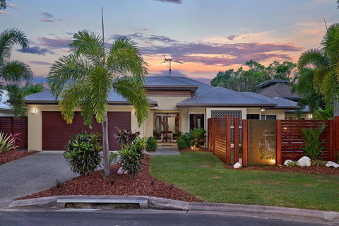 Escapades At Palm Cove - Sydney Tourism 1