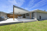 Fairway Views Pet Friendly house with WiFi AC Heating walk to beach